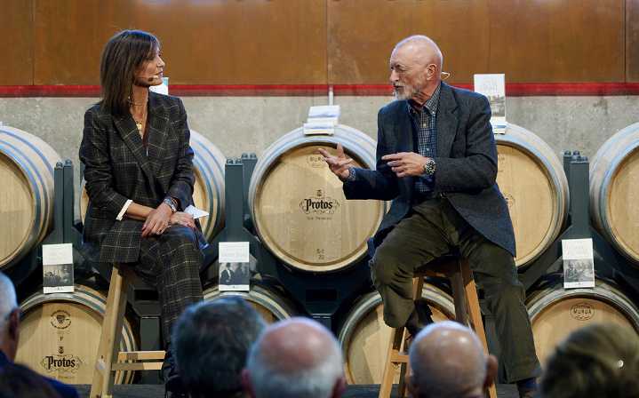 Pérez-Reverte advierte que cada vez “tenemos menos referencias para identificar el mundo” y apela a la lectura y al cine para “sobrevivir”