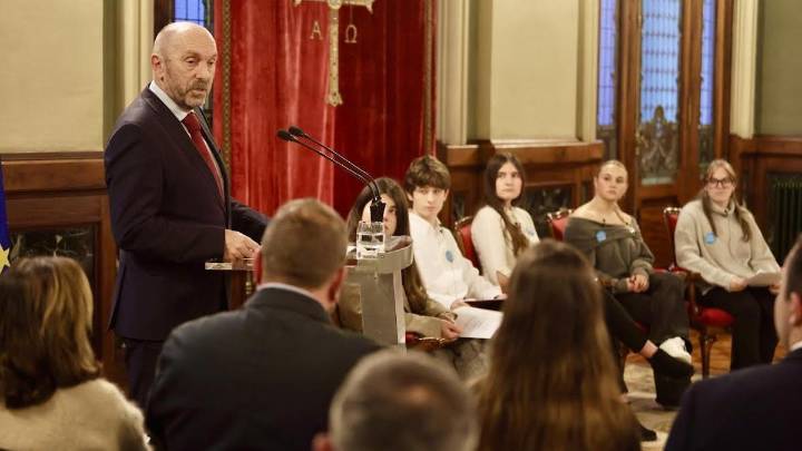 La alerta de la Junta sobre los peligros de los menores en el mundo digital: "Los adultos les hemos arrastrado"