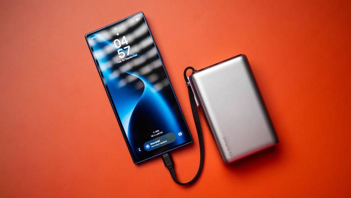 Stuffcool's Giga Max is the best 25,000mAh power bank in India yet — it combines an integrated panel with 100W charging and a sleek design