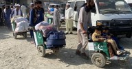 Afganos cruzan paso fronterizo, en medio del caos: llegan de Pakistán en una repatriación masiva