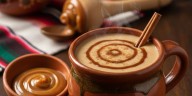 Cómo preparar un delicioso atole de cajeta en casa
