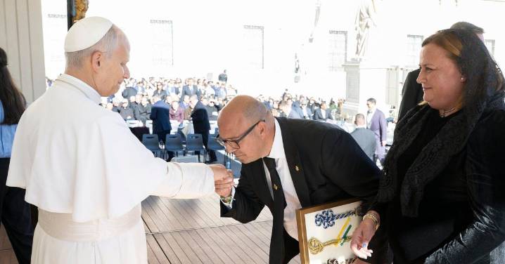 Dulces de Navidad y anís de Rute para el papa León XIV