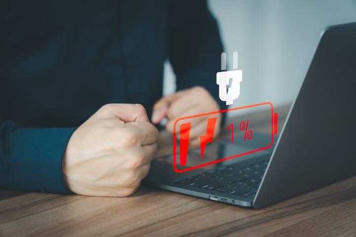 ¿Dejar tu portátil conectado en todo momento puede dañarlo?