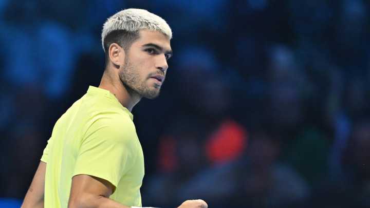 Carlos Alcaraz doblega Auger-Aliassime y se cita con Sinner en la final de las ATP Finals