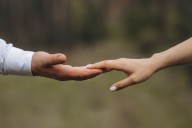 Este simple gesto de un ser querido puede aplacar el dolor físico y el nerviosismo