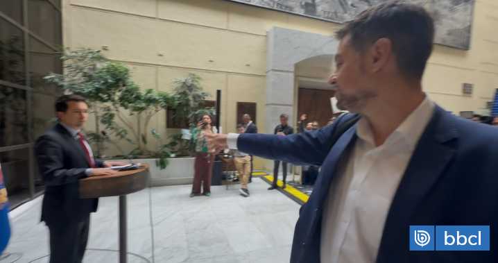 Manouchehri lanza billete a Araya cuando explicaba vínculo con Yáber: "Ahí tiene plata si quiere"