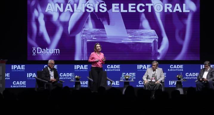 CADE 2025 | Más del 50% define su voto luego de ver entrevistas o debates: las cifras compartidas en el CADE 2025 sobre el votante peruano
