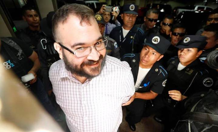 FGR acusa a Javier Duarte de tener alcohol y módem en su celda; su defensa lo niega