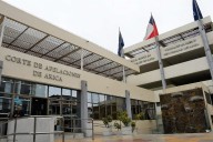 Hombre muere a tiros en la Corte de Apelaciones tras apuñalar a administrador