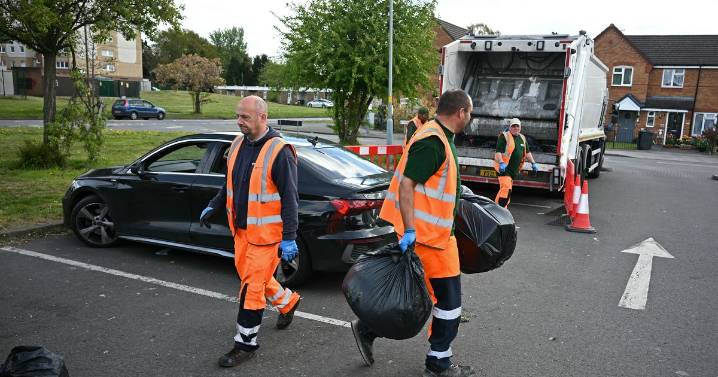East London binmen announce Christmas strikes amid row over pay