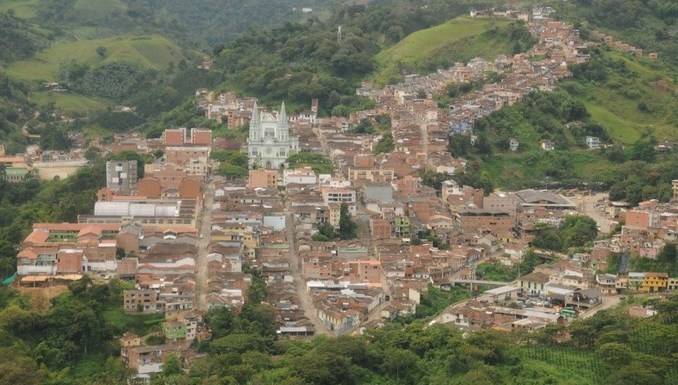 Lo bajaron del carro: Hombre es asesinado en la carretera que lleva a Andes