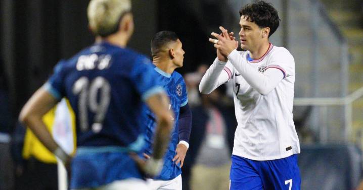 Reyna reaparece de inicio y anota para que EEUU supere 2