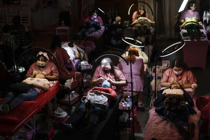 Micropigmentación y tatuajes sanan “el alma” de pacientes de cáncer en Ciudad de México