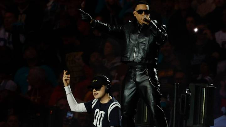 Bizarrap y Daddy Yankee llevan el espectáculo de la NFL al estilo Super Bowl en el Santiago Bernabéu