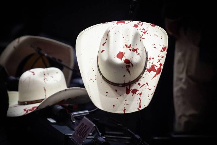 Con sombreros ‘ensangrentados’, honra Cámara de Diputados a Carlos Manzo