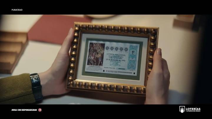 Así es el anuncio de la Lotería de Navidad 2025: el misterio del décimo premiado y enmarcado