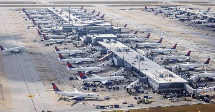 Las cancelaciones de vuelos en Estados Unidos alcanzan las 2.000 este lunes