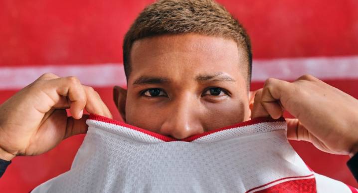 Se acabó el misterio: la Selección Peruana presentó su camiseta con novedoso diseño