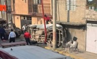 Choca combi contra poste y vivienda en Los Reyes La Paz; hay dos muertos y ocho heridos
