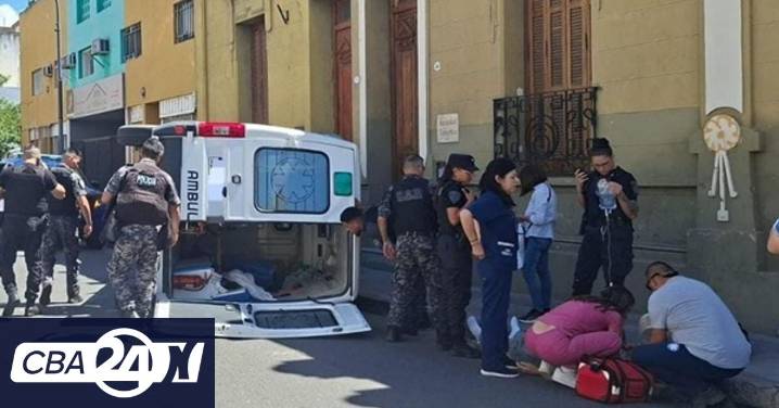 Córdoba: una ambulancia volcó tras chocar contra un auto estacionado