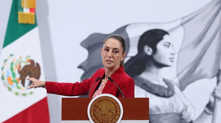 Acosan a la presidenta Claudia Sheinbaum durante recorrido en el Centro Histórico