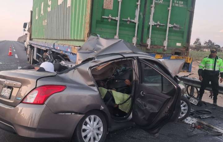 TRAGEDIA EN HUACHO: tres muertos tras violento choque entre auto y tráiler en la Panamericana Norte