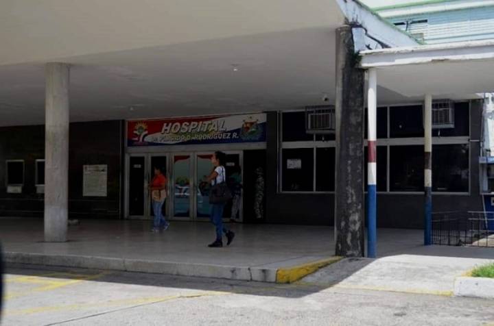 Mujer parió en un baño y tiró bebé a la basura