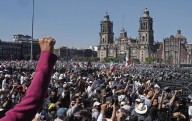 Abarrotan Zócalo; raquítica en Juárez