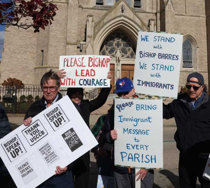 Feligreses exigen a obispo acciones concretas contra represión de ICE