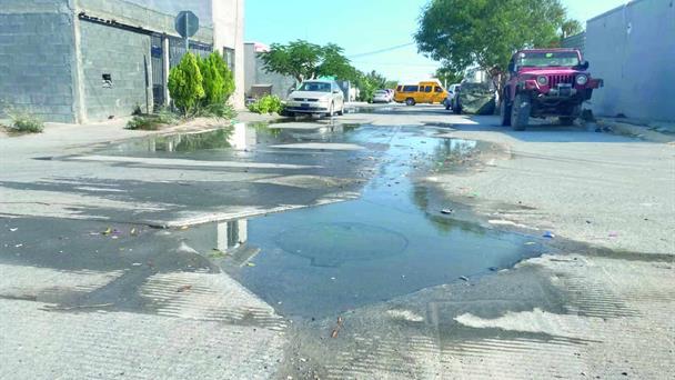 Inunda a ´El Rosario´ fuga de aguas negras