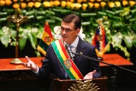 Rodrigo Paz jura como nuevo presidente de Bolivia; dice que el país "está devastado"