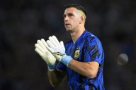 Un periodista español se burló del Dibu Martínez y generó polémica en las redes