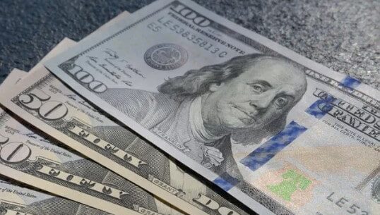 El dólar cierra la semana cerca de los $1.500