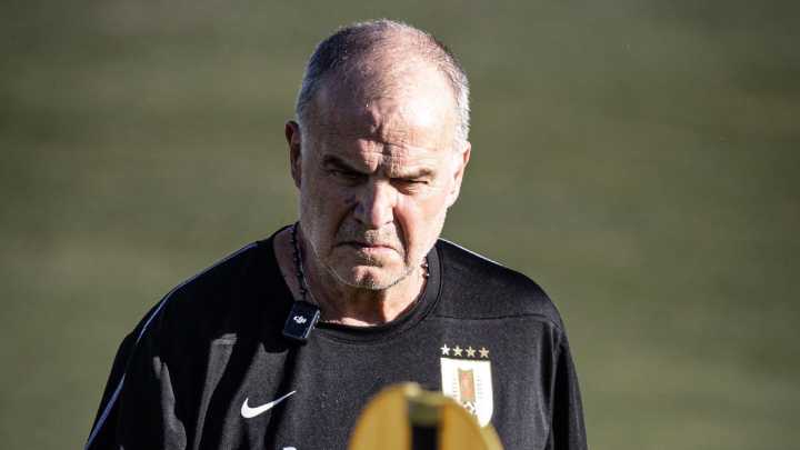 ¿Se va de Uruguay? Bielsa convocó a sorpresiva conferencia en medio de críticas y rumores