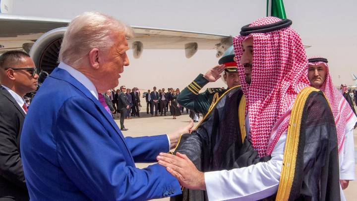 Trump praises Saudis, ends Syria sanctions on Day 1 of Mideast trip