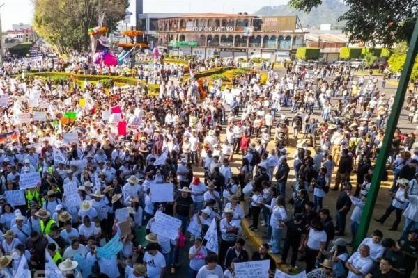 '¡Fuera Bedolla! ¡Justicia para Manzo!', claman en Uruapan