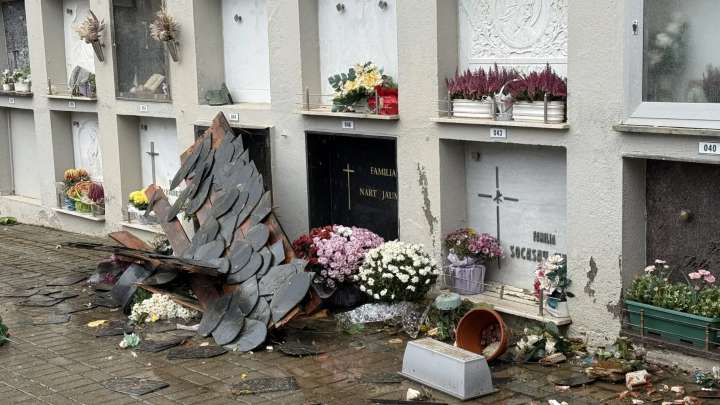 El fuerte viento en Vielha daña un centenar de nichos de un cementerio y destroza mobiliario urbano