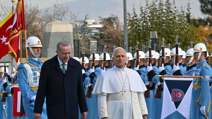 León XIV llega a Turquía con un mensaje directo en defensa de “una paz urgente”