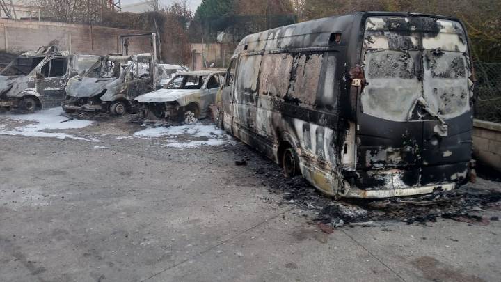 Seis vehículos calcinados en un incendio en el polígono de Eskalmendi de Vitoria