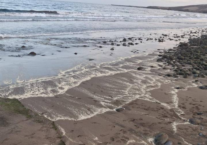 Agüimes y Telde cierran playas al baño por la contaminación marina
