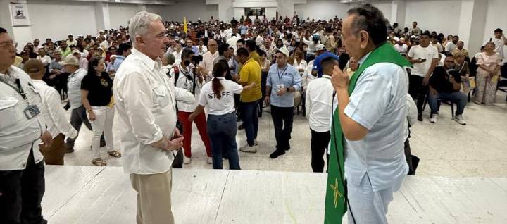 Uribe dice que "no puede seguir un gobierno que quiera enfrentamiento entre unos y otros"