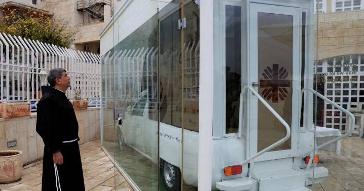 ¡Papamóvil transformado! Vehículo del Papa Francisco, ahora es clínica para niños en Gaza