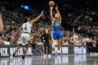 Stephen Curry reels off 49 points as Warriors rally past Spurs