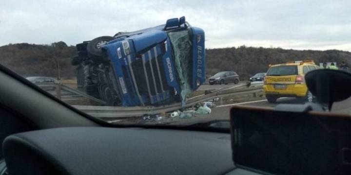 Volcadura de camión con migrantes en Macedonia ocasiona la muerte de una y 7 más lesionados