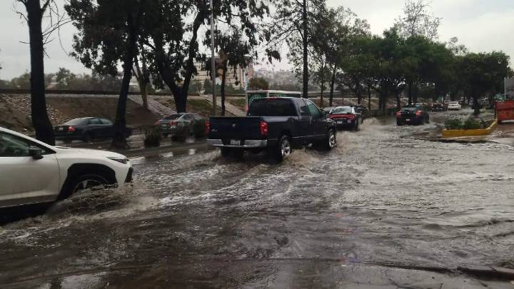 Lluvias dejan postes caídos, volcaduras y más de 150 reportes de emergencia en Tijuana