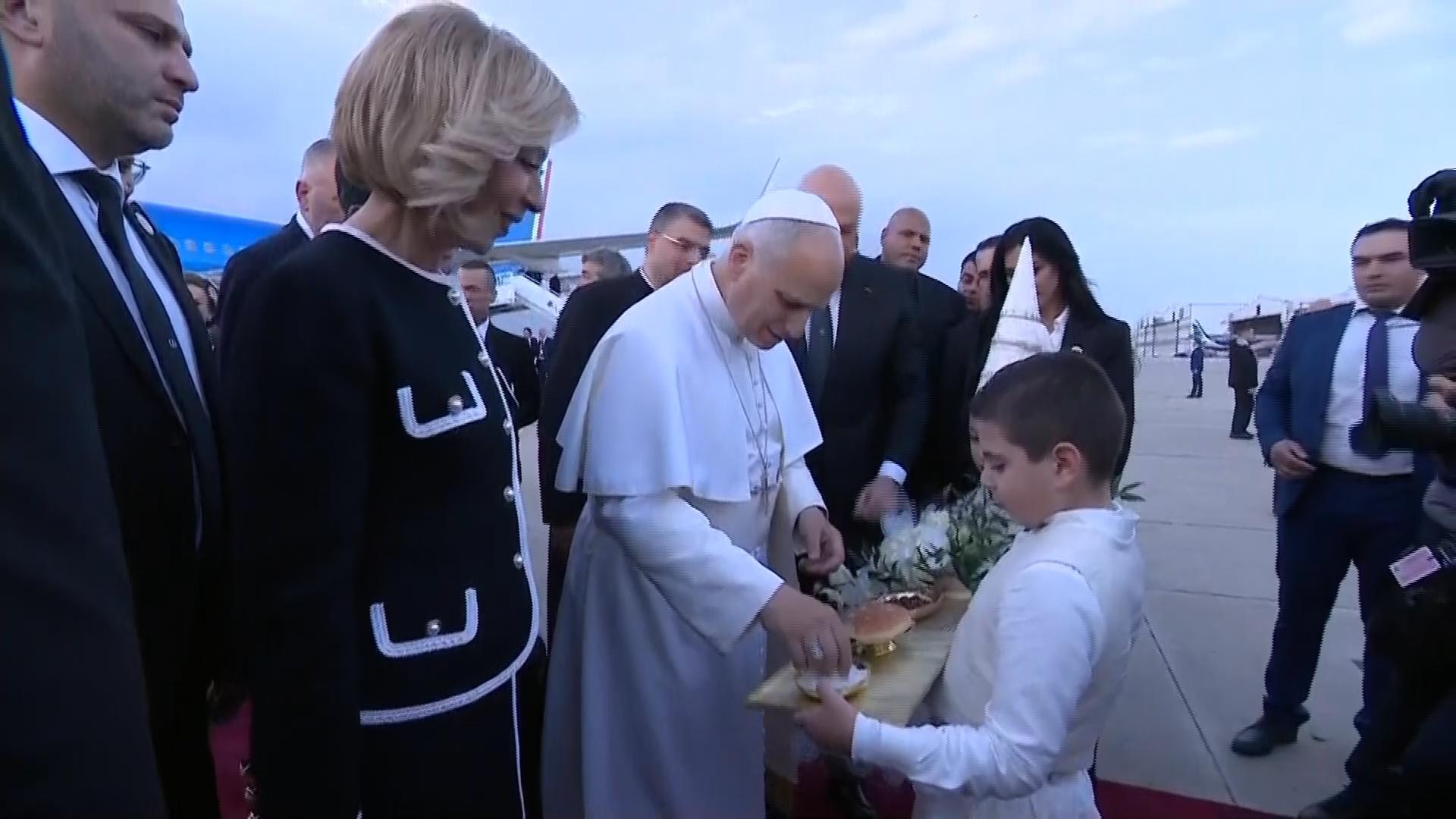 Pope Leo XIV arrives in Lebanon in a bid to bring hope to a war