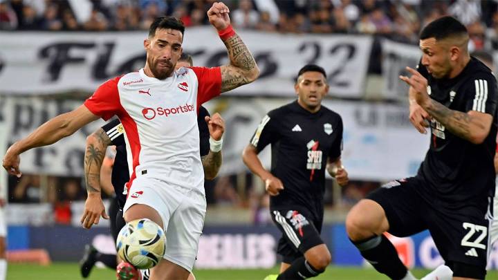 Independiente logró un triunfazo sobre el final ante Riestra y sigue soñando