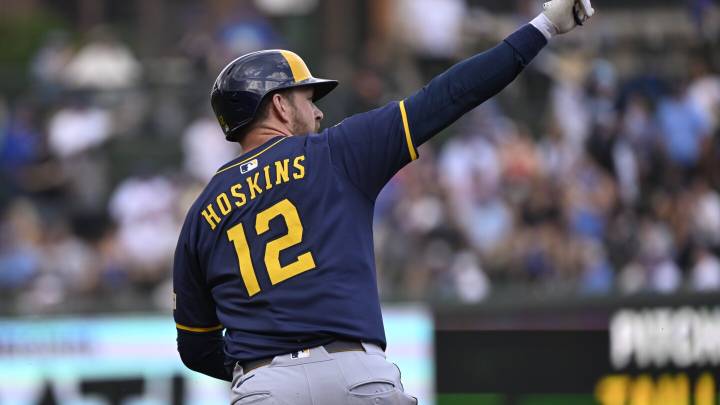 Hoskins, Quintana to become free agents after Brewers decline 2026 options