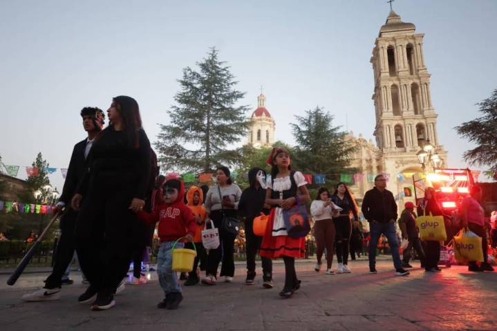 Entre disfraces y calaveritas, el Centro de Saltillo se convierte en pasarela nocturna por el Halloween