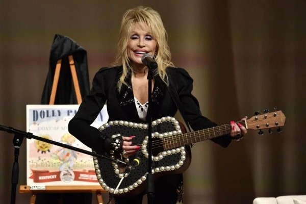 Se ausenta Dolly Parton del Salón de la Fama por salud